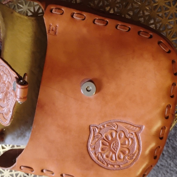 Vintage Saddle Shaped Purse - Picture 5 of 13